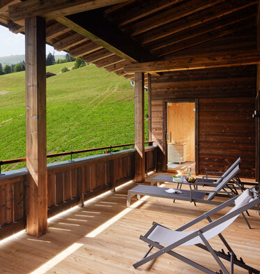 Balkon mit Sonnenliegen und Liegestuhl