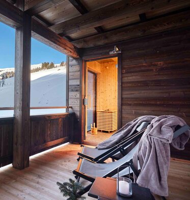 Die Terrasse mit Panorama-Sauna