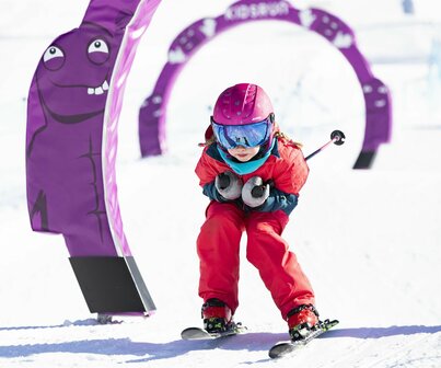Kind beim Skifahren im Familypark
