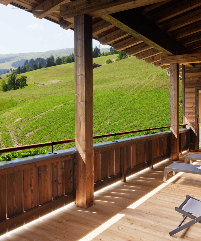 Balkon mit Sonnenliegen und Liegestuhl